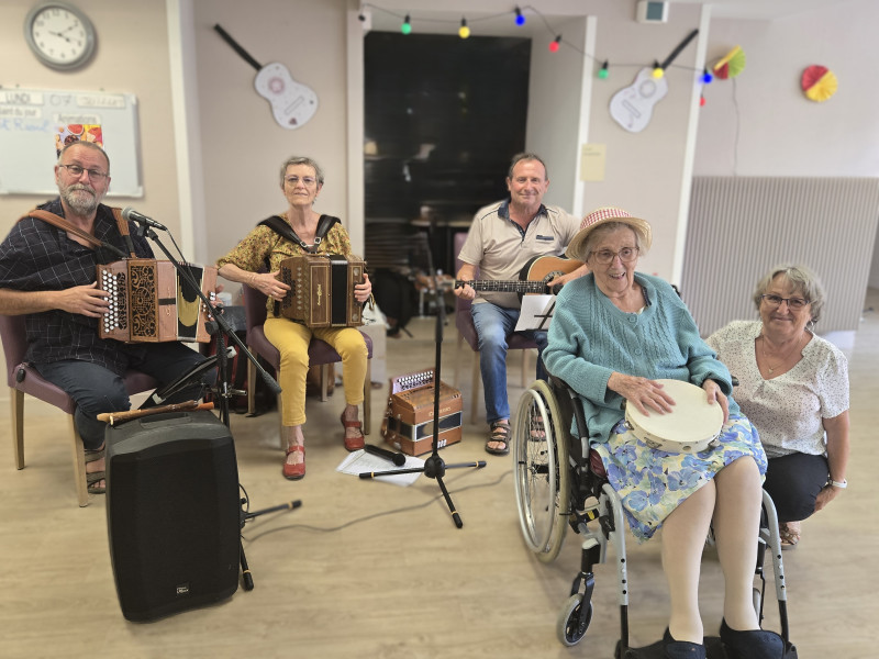 Une Journée Guinguette Mémorable à la Résidence : Musique, Partage et Émotion avec le Groupe JAPARE