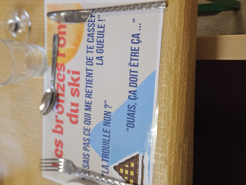 Un repas des familles haut en couleurs sur le thème « Les Bronzés font du ski "