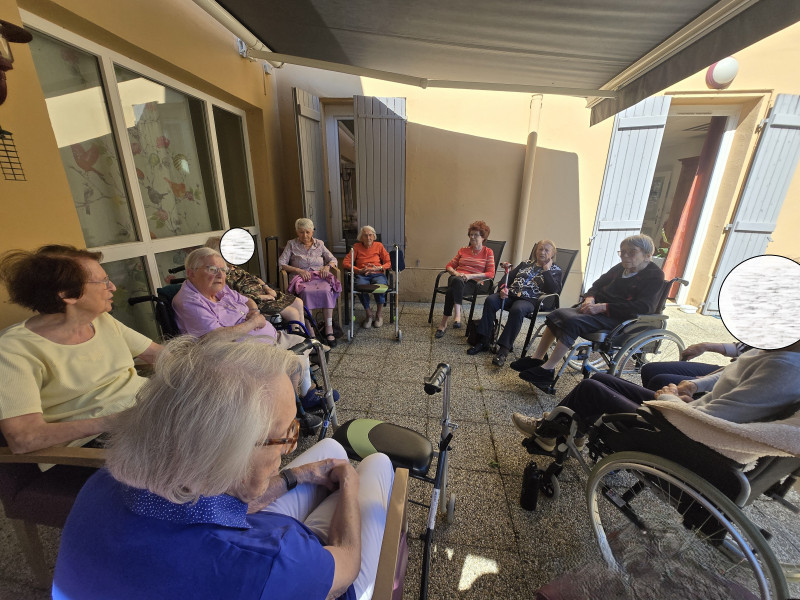 Souvenirs au soleil : l’Activité Aide-Mémoire éveille les esprits en terrasse.