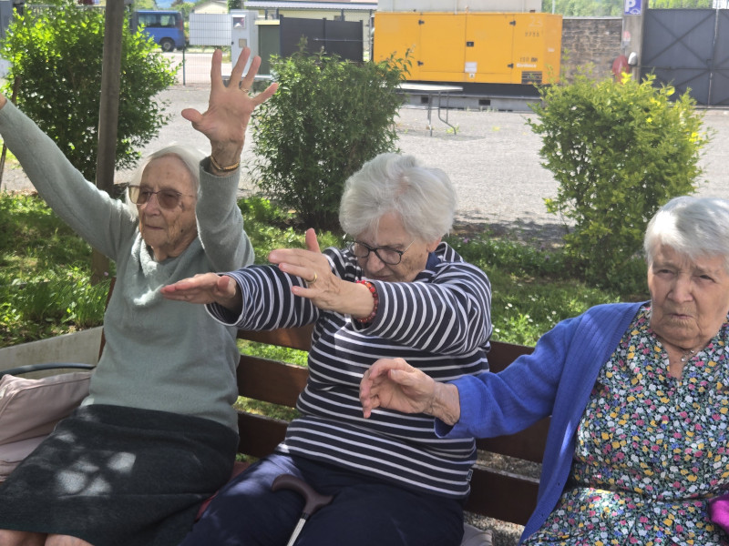 Séance de Gym en Plein Air : Un Parcours de Santé Dynamique et Ensoleillé