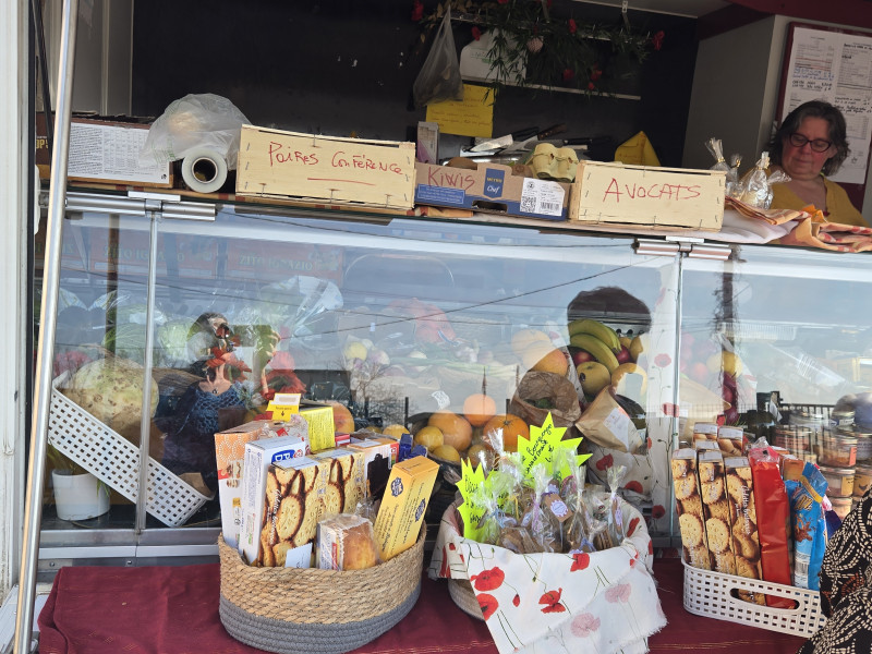 Une épicerie ambulante au service des habitants .