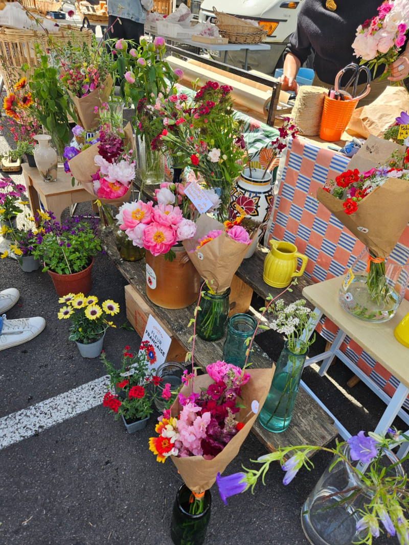 Une matinée fleurie au marché de Givry  pour nos résidents