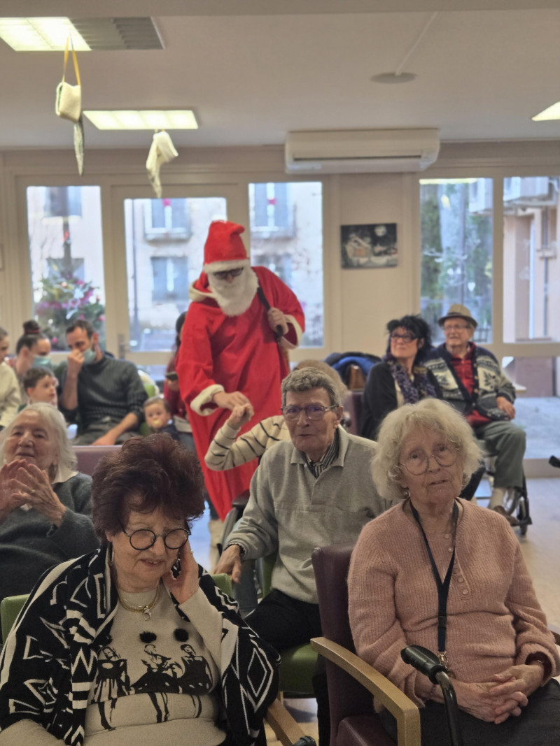 Un Arbre de Noël placé sous le signe de la fête et du partage