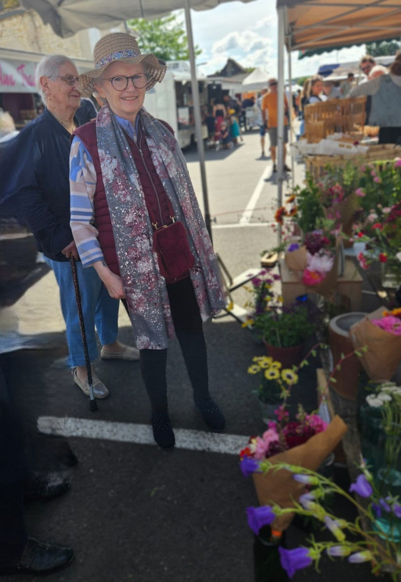 Une matinée fleurie au marché de Givry  pour nos résidents