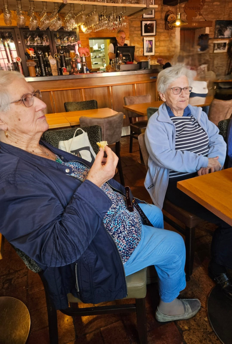 Une matinée fleurie au marché de Givry  pour nos résidents
