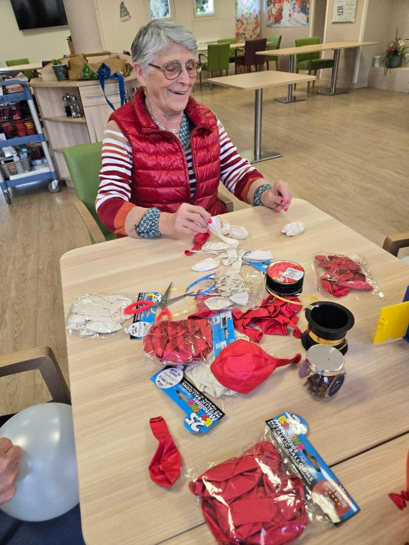 Un décor collectif pour un repas magique : “Les Bronzés font du ski”