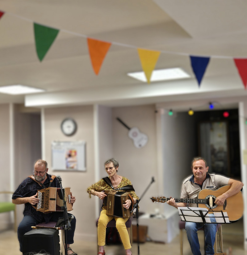 Une Journée Guinguette Mémorable à la Résidence : Musique, Partage et Émotion avec le Groupe JAPARE