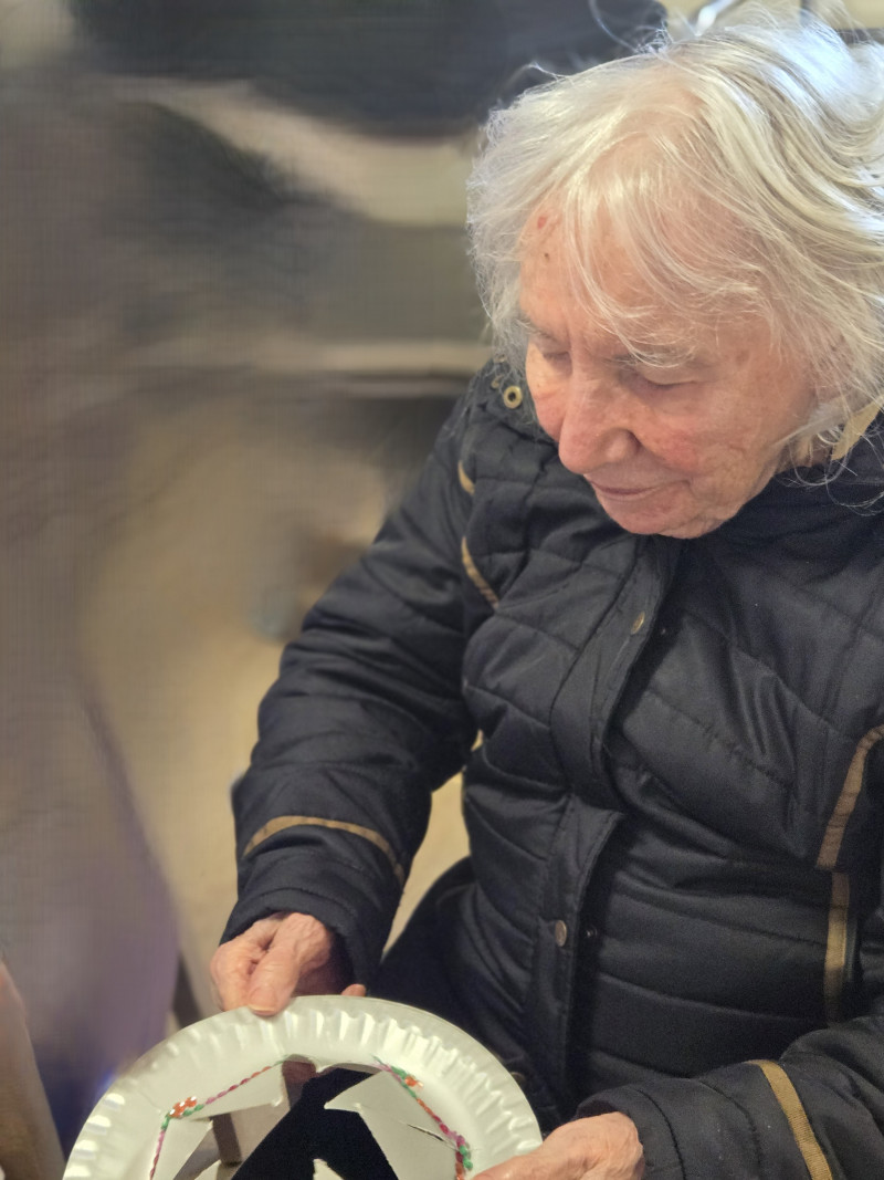 Atelier créatif du 1er janvier : confection de couronnes pour l’Épiphanie .