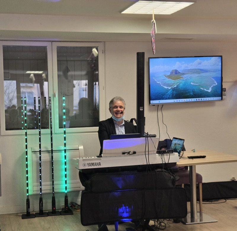 Un Arbre de Noël placé sous le signe de la fête et du partage