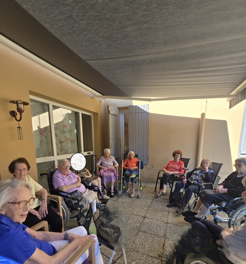 Souvenirs au soleil : l’Activité Aide-Mémoire éveille les esprits en terrasse.