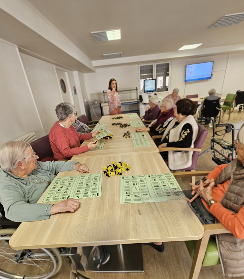 Le loto des grands-mères : des cadeaux et des fleurs pour tous