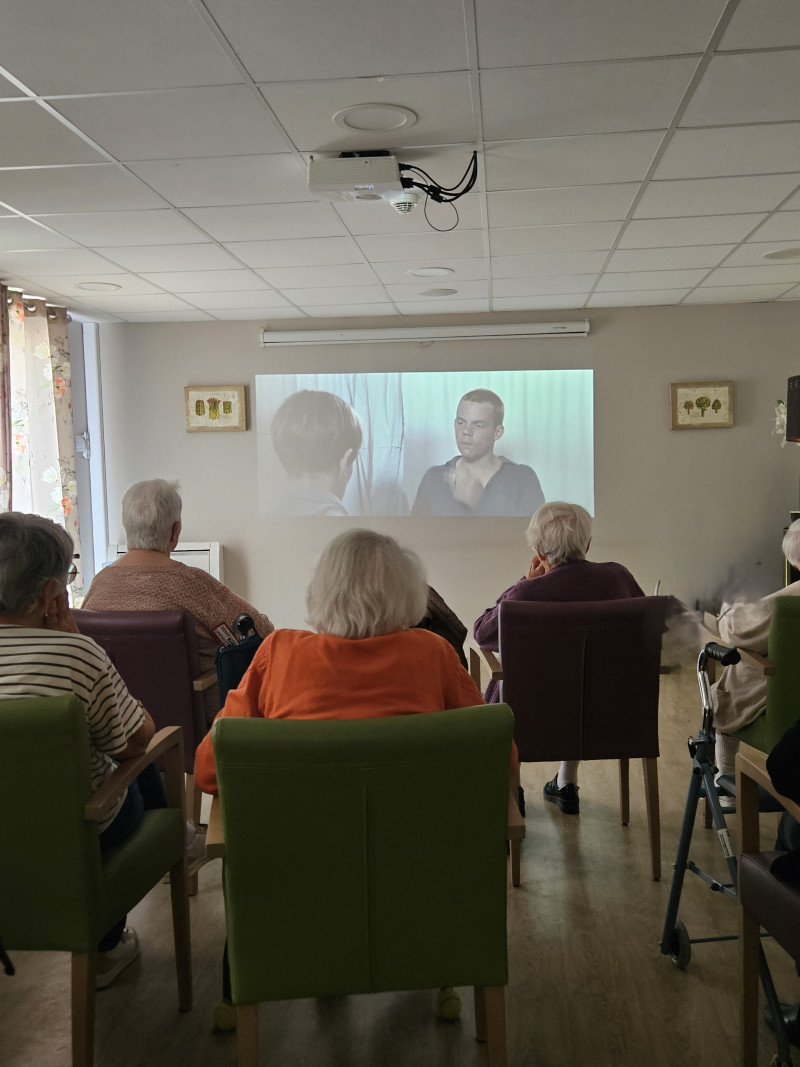 Le cinéma s’invite à la résidence : une séance inoubliable pour les résidents