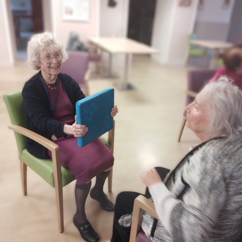 Une séance de boxe dynamique et souriante à la résidence