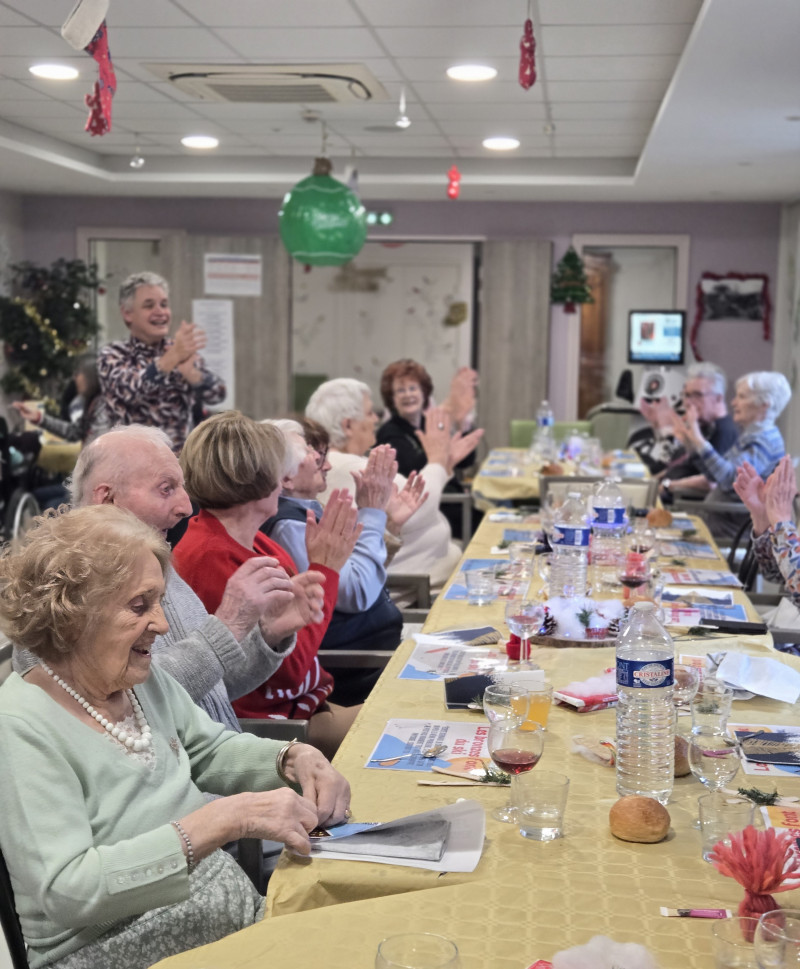 Un repas des familles haut en couleurs sur le thème « Les Bronzés font du ski »