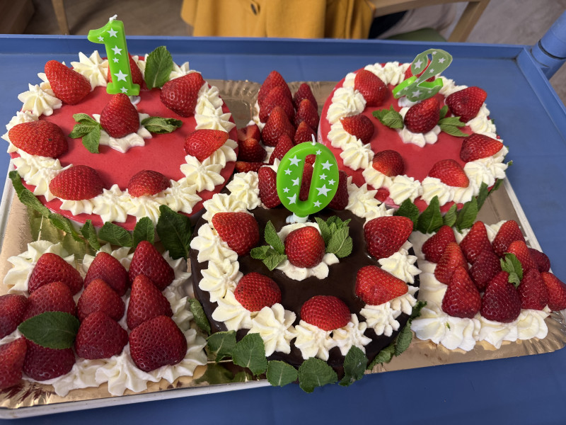 102 bougies dans les cœurs, 3 chiffres sur le gâteau !