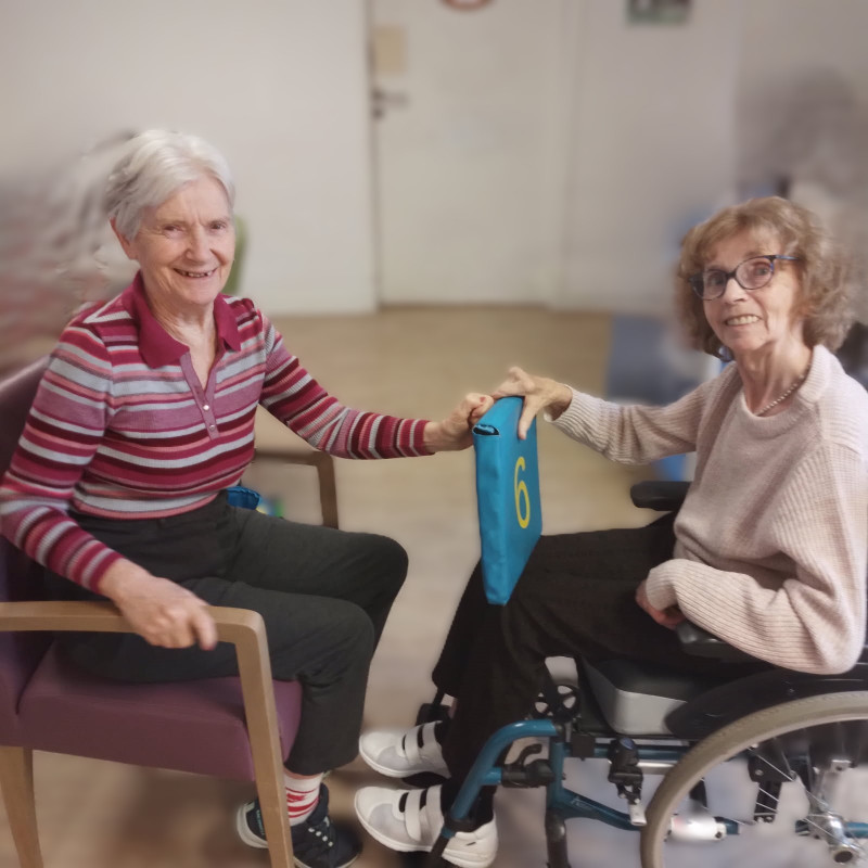 Une séance de boxe dynamique et souriante à la résidence
