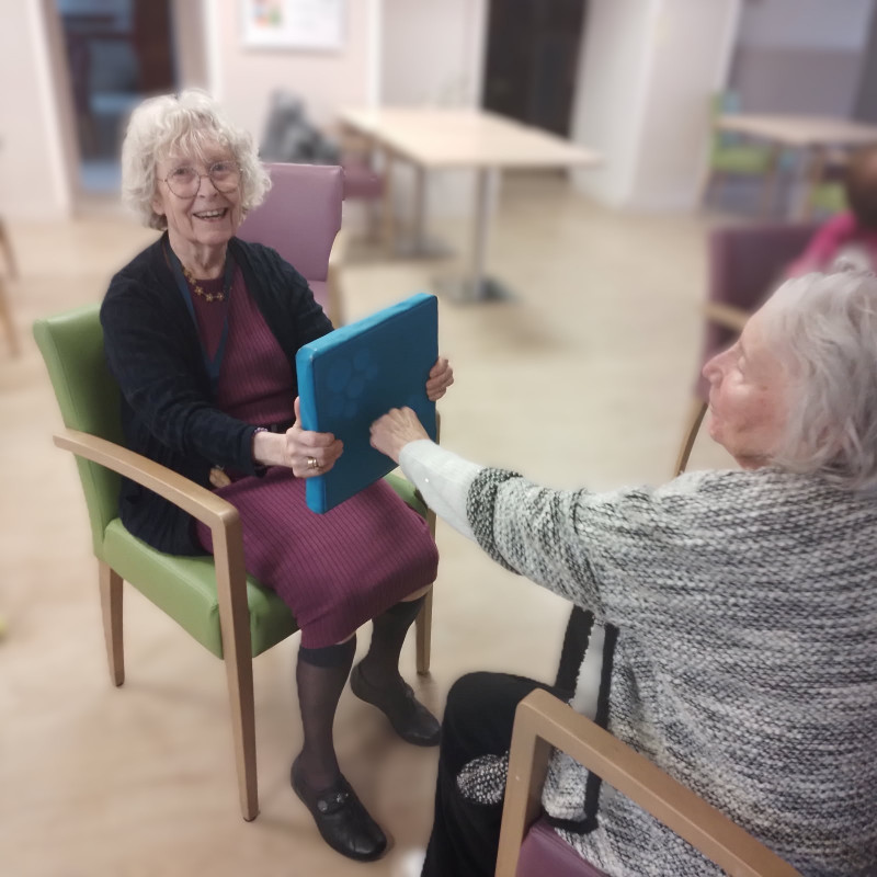Une séance de boxe dynamique et souriante à la résidence