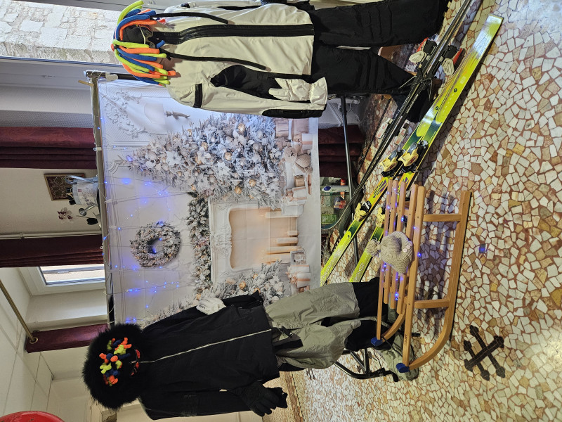 Un repas des familles haut en couleurs sur le thème « Les Bronzés font du ski "