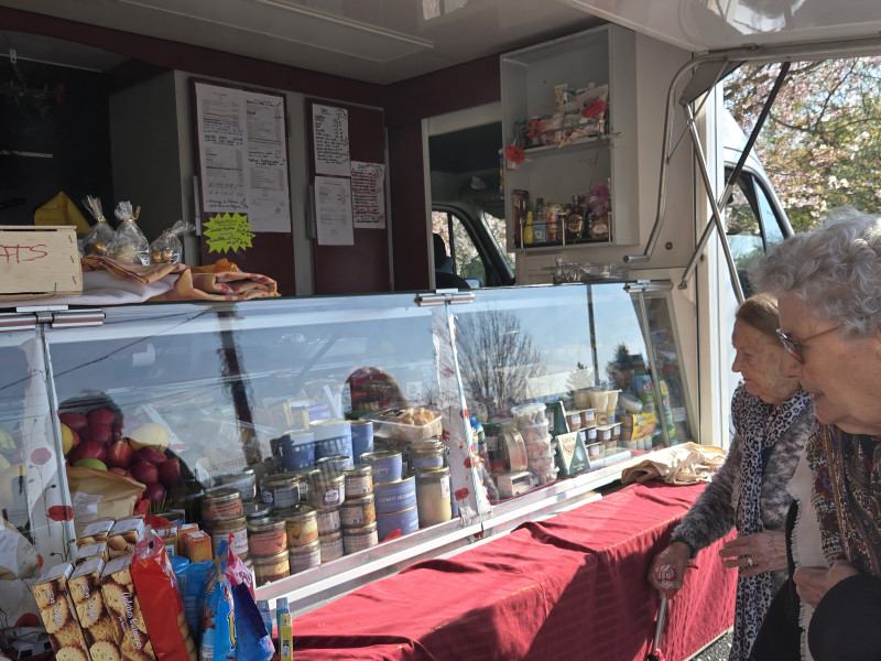 Une épicerie ambulante au service des habitants .